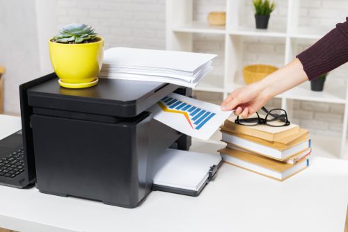 שימוש במדפסת במשרד