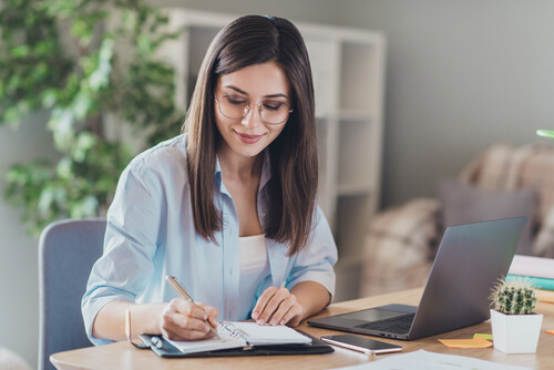 בחורה כותבת במחברת במשרד